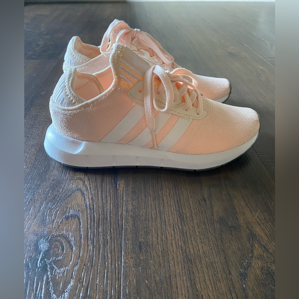 nwot adidas originals women’s swift run x essential pink tint athletic shoes 5